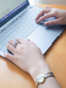 久留米ホームページ制作てらすが作業をしている様子